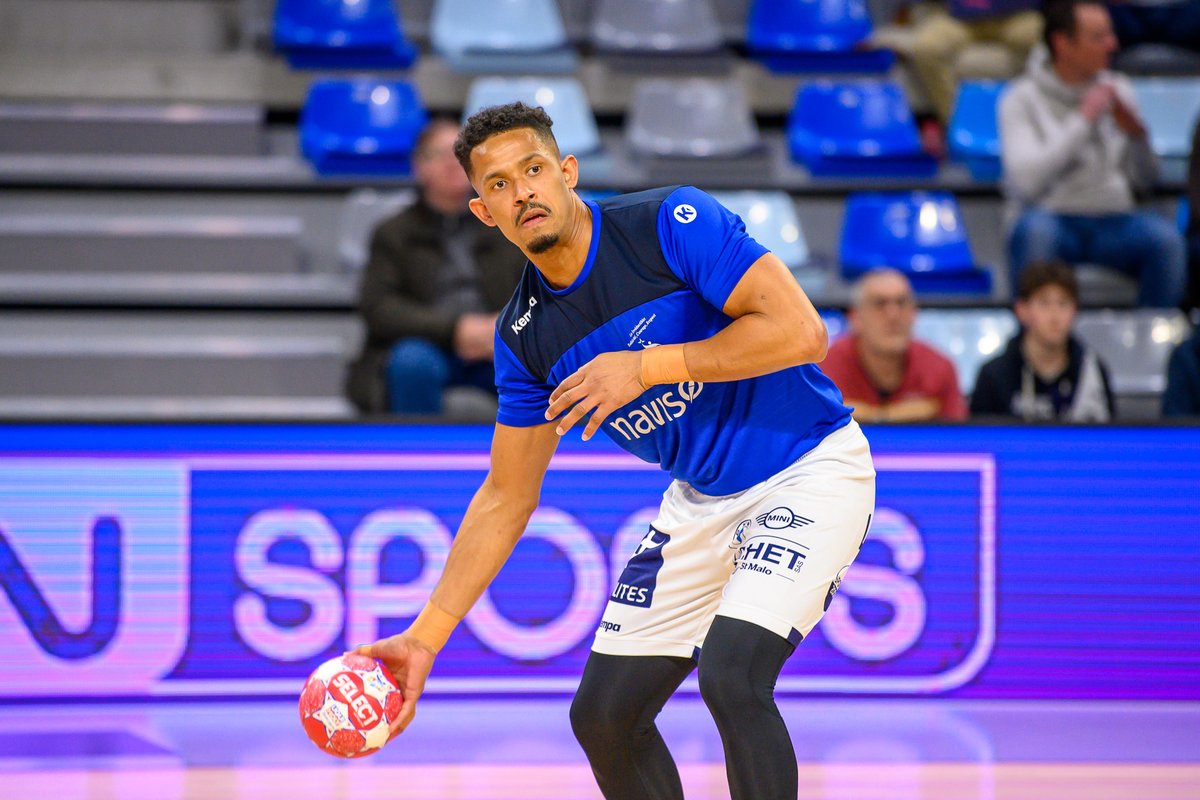 crmhb's tweet photo. 𝗦𝗼𝗶𝗿 𝗱𝗲 𝗺𝗮𝘁𝗰𝗵 𝗮̀ 𝗹𝗮 𝗚𝗹𝗮𝘇 𝗔𝗿𝗲𝗻𝗮 ⚡️
Un gros attendu face au @mhbofficiel, 3ème du championnat. Nos Irréductibles devront sortir une très grosse prestation pour bousculer son adversaire. 👊🏻
Avec vous les gars 💙🤍
#CESMON | #LesIrréductibles 🔵⚪️ https://t.co/fzYX9EaFRX