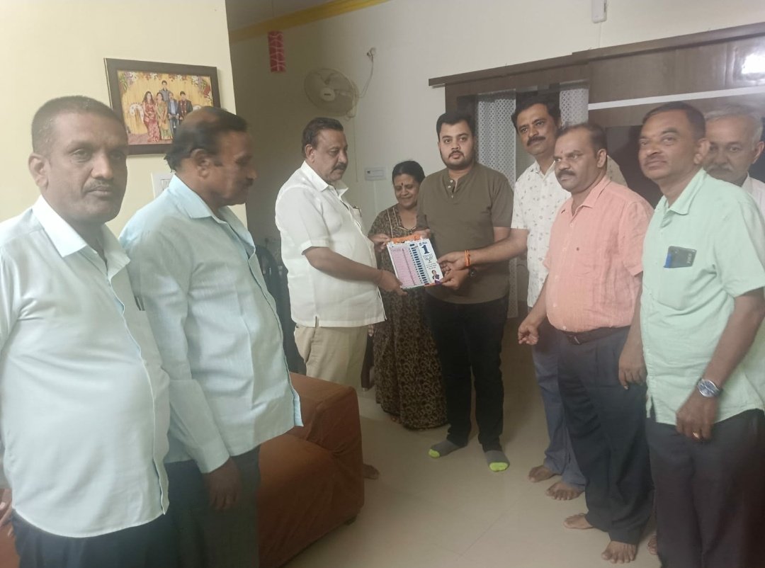 Rajbjp41's tweet photo. ಇಂದು ಹೊಸಕೋಟೆ ನಗರಸಭೆಯ 28ನೇ ವಾರ್ಡಿನಲ್ಲಿ,, ರಾಜ್ಯದ ಬ್ರಾಹ್ಮಣ ಸಮುದಾಯದ ಅಧ್ಯಕ್ಷರಾದ ಶ್ರೀ ಸಚ್ಚಿದಾನಂದ ಮೂರ್ತಿರವರು, ಹೊಸಕೋಟೆ ತಾಲೂಕಿನ ಬಿಜೆಪಿ ಅಭ್ಯರ್ಥಿಯರಾದ ಶ್ರೀಯುತ MTB ನಾಗರಾಜಣ್ಣನವರ ಪರವಾಗಿ, ಹಲವಾರು ಬ್ರಾಹ್ಮಣ ಸಮುದಾಯದ ಮುಖಂಡರೊಂದಿಗೆ ಮತಯಾಚನೆ ಮಾಡಿದ ಸಂದರ್ಭ :-🌹🙏🌹 https://t.co/pj3OcrnKgR