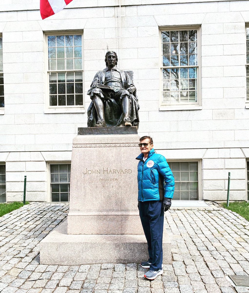 Fun fact:

The statue of John Harvard is not even his real face and is just the artists imagination of how he must have looked like🤣 BUT it’s one of the three most photographed pics in USA aftr #Lincoln Memorial and Statue of Liberty🗽🤷‍♀️

#myDadAtMyFavPlace #Harvard #USADiaries