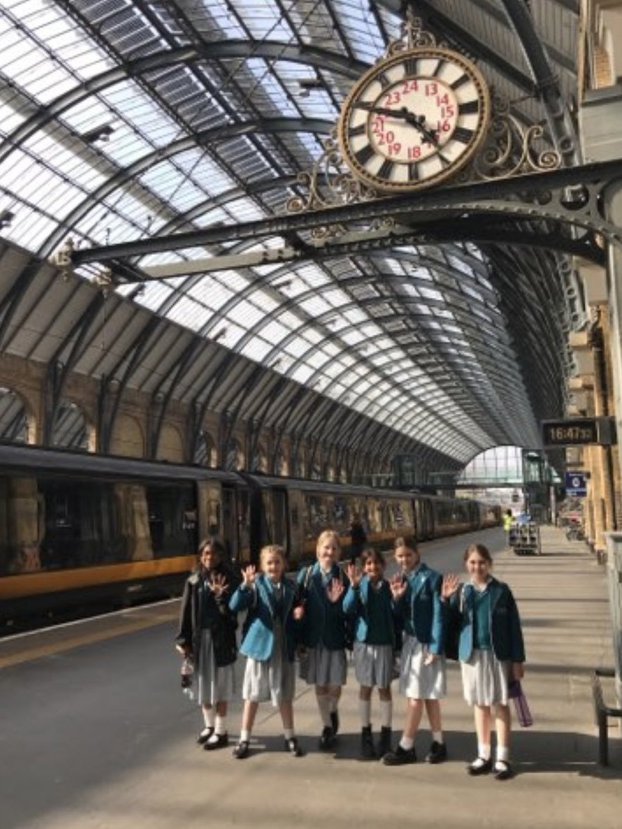 NHSGJnrHead's tweet photo. Year 5 @NewcastleHigh waving goodbye to London after a fabulous day at The Globe. What an experience! https://t.co/oyu5nEy5ZS