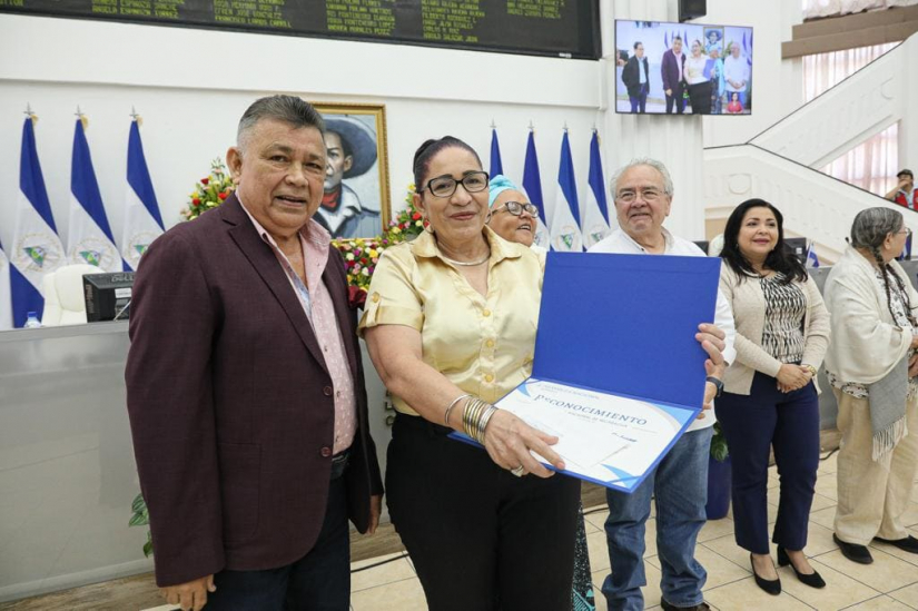 se brindó reconocimiento a 5 trabajadores que cumplieron 30 años o más de laborar en el Poder Legislativo. 

#MayoVivaSandino  
#PLOMO19