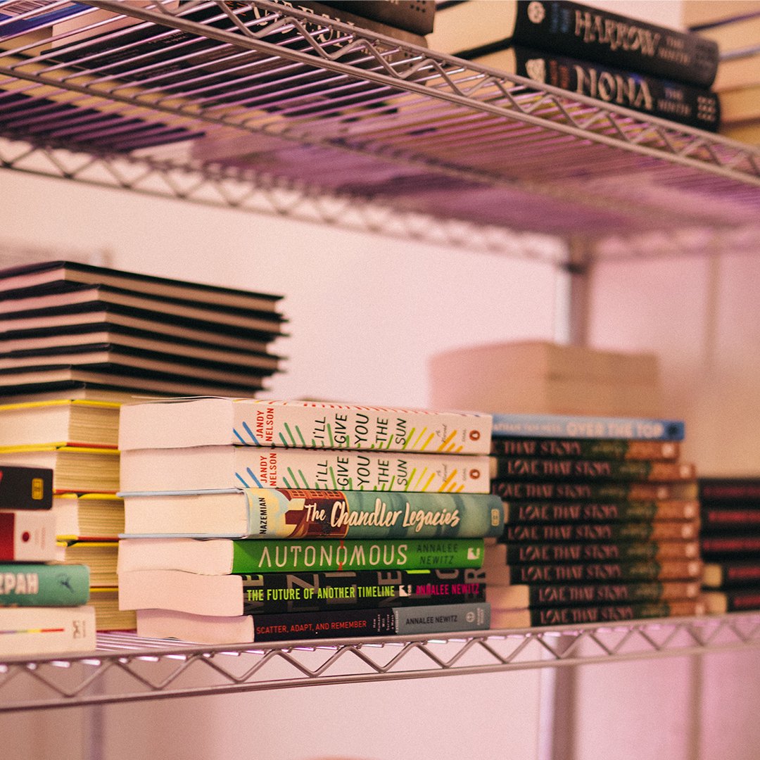 Which queer books are you currently in love with? 📚 Drop your recs below! 👇🏼
