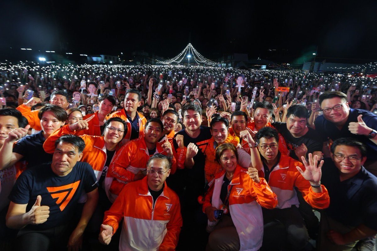 MFPThai's tweet photo. วางความกลัวไว้ข้างหลัง วางความหวังไว้ข้างหน้า! ก้าวไกลบุกตลาดนกฮูก จ.นนทบุรี แตกอีก 1 เตรียมปักธงส้มทั้ง 8 เขต

พิธา @Pita_MFP ชูความ "ชัด-พร้อม-ตั้งใจ" พาก้าวไกลชิงชัยเป็นแกนนำจัดตั้งรัฐบาล - ย้ำเหลืออีกเพียง 10 วันสุดท้ายก่อนเลือกตั้ง เรามาไกลเกินกว่าจะแพ้แล้ว ขอสื่อสารไปถึงพรรคก้าวไกลทุกคน ถึงด้อมส้ม ถึงหัวคะแนนธรรมชาติ ว่าอย่าแผ่ว อย่ากระพร��บตา และอย่าประมาท เราต้องเร่งและเร่งเท่านั้นเพื่อไปถึงเป้าหมายเส้นชัย

เพื่อให้ประเทศไทยไม่เหมือนเดิม ประเทศไทยที่ "การเมืองดี ปากท้องดี และมีอนาคต"

#พรรคก้าวไกลเบอร์31