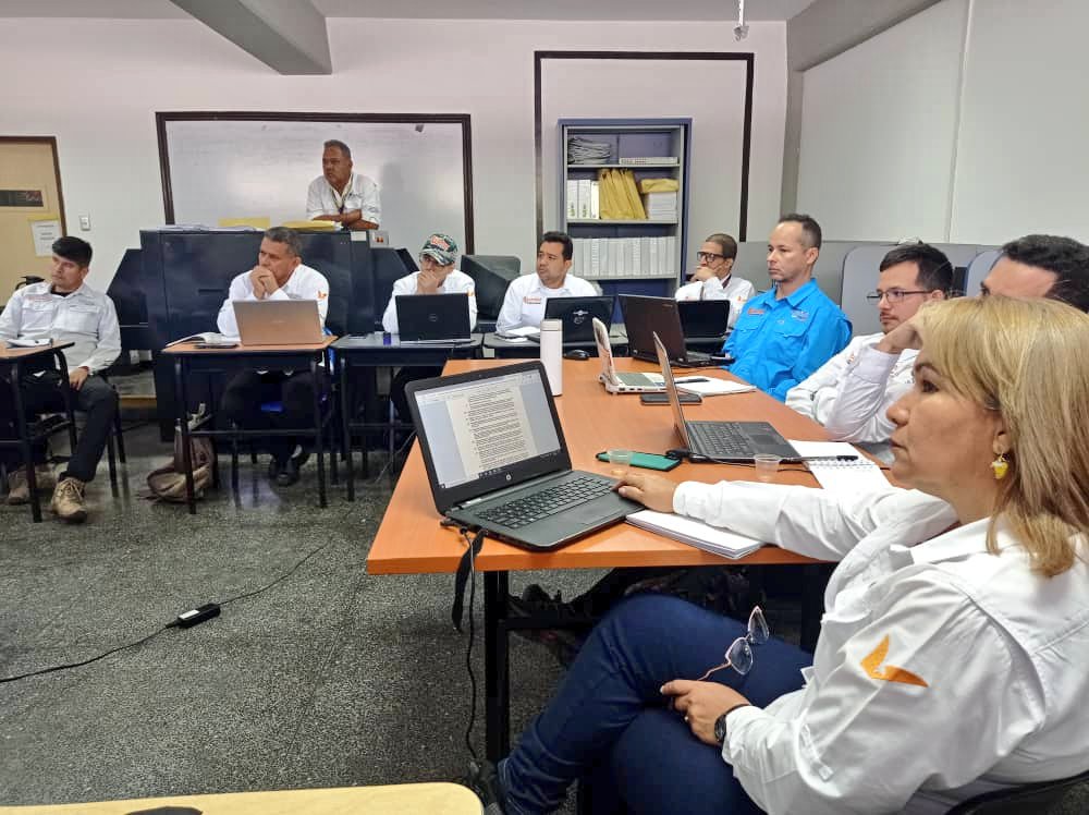 inac_ve's tweet photo. #4May || Con el fin de elevar los niveles de servicio aeronáutico, el @IuacVenezuela a través del #TrainairPlus, dicta curso “Conjuntos de Material Didáctico Normalizados, en Aseguramiento de la Calidad en Mantenimiento Aeronáutico” dirigido a funcionarios del #INAC y #EANSA. https://t.co/IS3dOPxJeb