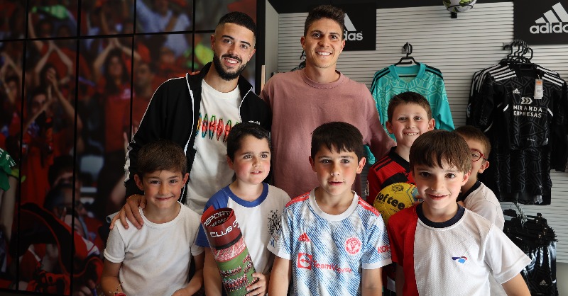 CDMirandes's tweet photo. 🔍 ¿A tí también te han firmado? 😜

✍️🏻 @alvaro_saanz 
✍️🏻 @oscarpinchi