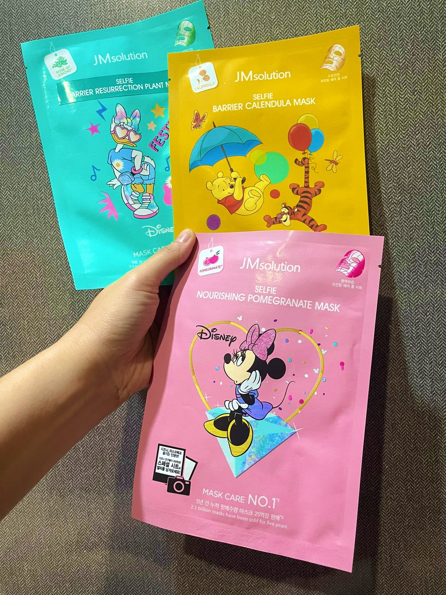 aodi_p's tweet image. เฮ้ย! มันจะน่ารักเกินปุยมุ้ย มาส์กลาย Disney มีทั้ง มินนี่ หมีพูห์ ทิกเกอร์ เดซี่ มาส์กพร้อมแฟนแบ๊วๆขำๆ ไม่คาดหวัง แต่กลับดีโคตรอ่ะ แผ่นมันเกาะหน้าดี ไม่ร่วง หลังมาส์กผิวมันอิ่มน้ำ และก็ผิวใสขึ้น 

สรุปคือ ปาดับปาดับ ปุ่งปุงปุ๊ง ต้องไปสะสมต่อ