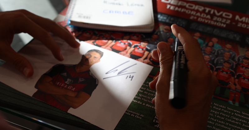 CDMirandes's tweet photo. 🔍 ¿A tí también te han firmado? 😜

✍️🏻 @alvaro_saanz 
✍️🏻 @oscarpinchi