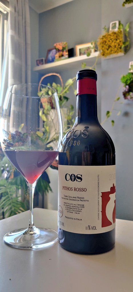 Phytos Rosso (dejen sus chistes en los comentarios, pero no caigan en la vulgaridad 😉). Vino de Nero d'Avola. Sorprendentes 11⁰, en la tórrida Sicilia. Criando en ánforas de terracota enterradas. Otras añadas incluían un % elevado de Frapatto, no este año. Vino ecológico.