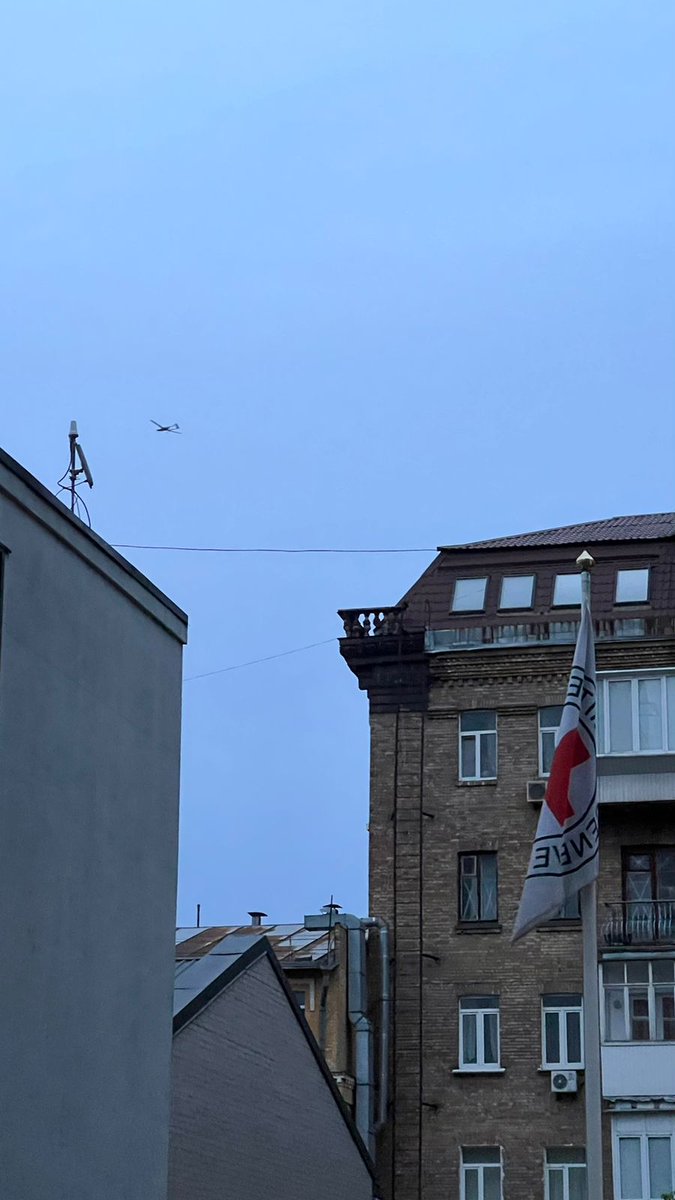 Drone flying over city center in #Kyiv. Just as I was leaving <a href="/ICRC_ua/">ICRC Ukraine</a> office and walking home.

Constant air siren &amp; loud explosions are what civilians have to endure across #Ukraine. 

It’s hard to overstate the toll that it takes on people, physically and mentally.