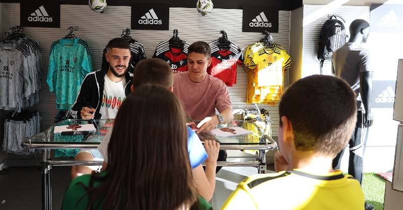 CDMirandes's tweet photo. 🔍 ¿A tí también te han firmado? 😜

✍️🏻 @alvaro_saanz 
✍️🏻 @oscarpinchi