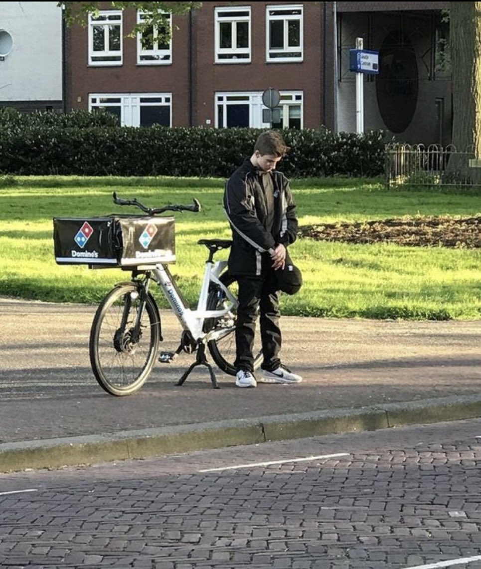 teun460111's tweet photo. #respect net gespot op de singel. Jochie stapt zo van de fiets om respect te tonen. #goedopgevoed #2minutenstil #Dodenherdenking https://t.co/pN4Qpaxmso