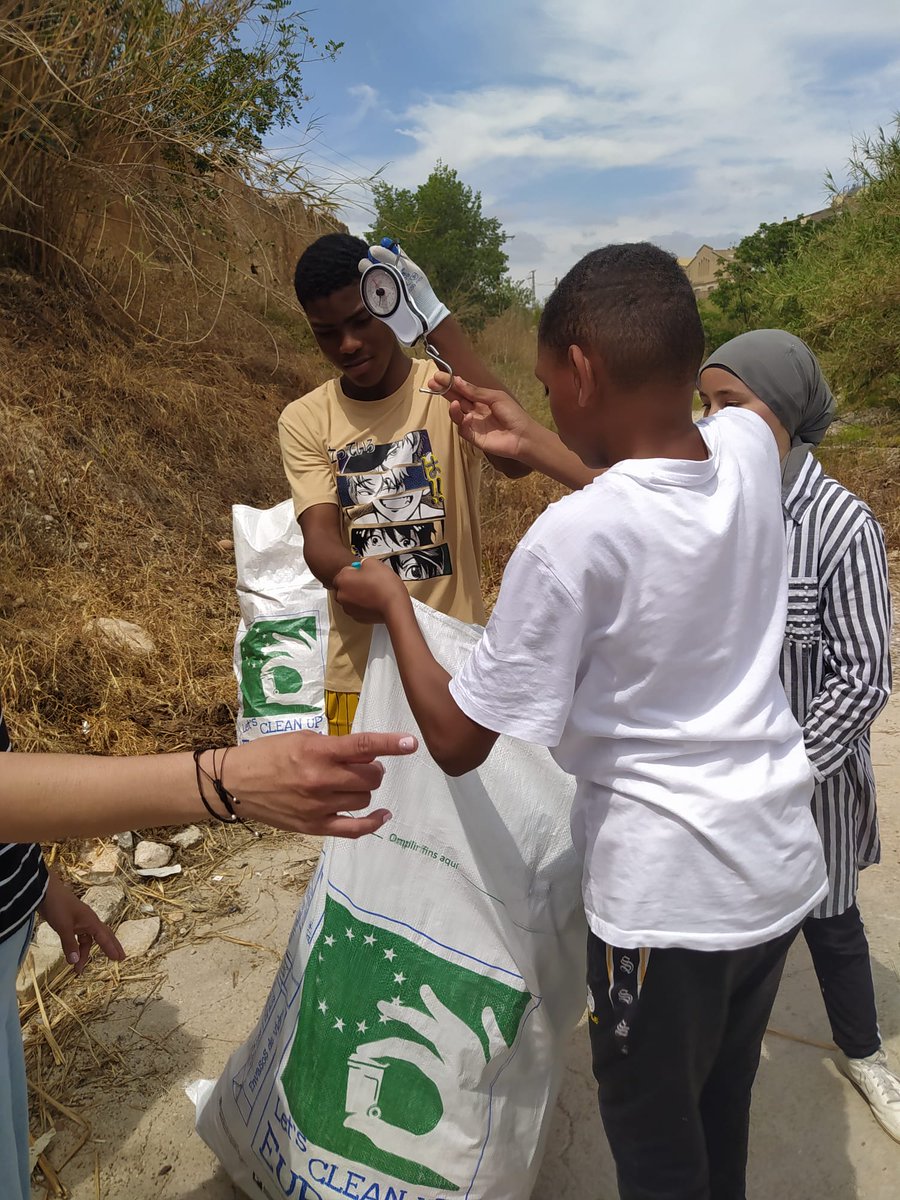 IEDMangrane's tweet photo. ‼️40,5 kg de residus recollits al barranc dels Molins 🚯, i més de 1300 unitats etiquetades i georeferenciades amb l'aplicació @litterati 📲. Resultat de l'acció del #letscleanupeurope 🌱 amb alumnat i docents de 1r d'ESO #escolesverdes #escolesperlebre #catalunyacleanupchallenge https://t.co/D9KItFv7Sh
