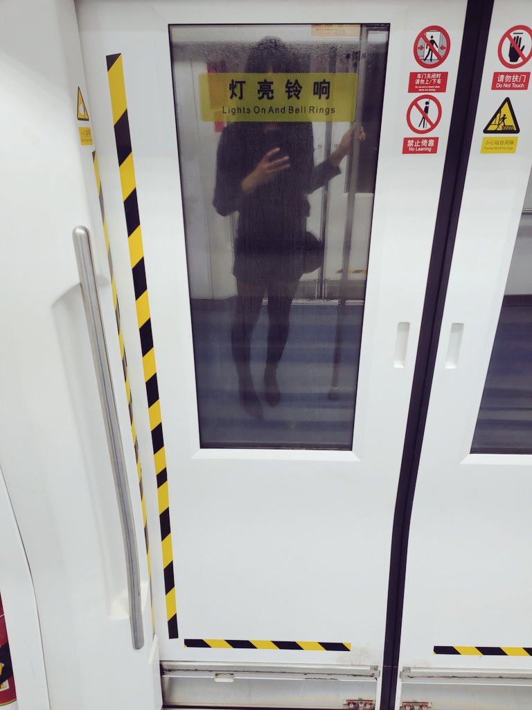 第一次大白天穿女装坐地铁出门。

最近胖了好多啊，白天不敢戴mask出门，会吓到人，反而不戴面具没什么路人会关注我。
ps：天气越来越热了，珍惜能穿靴子的机会