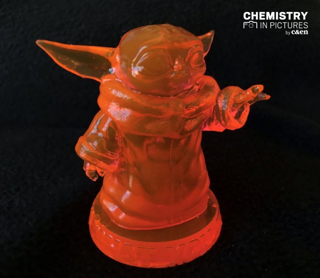 Happy #StarWarsDay! Check out this Baby Yoda, which gets its glow from Rhodamine B, a fluorescent dye: 📸 fal.cn/3xYEU (by <a href="/V_Saggiomo/">Vittorio Saggiomo (@Vsaggiomo@bsky.social)</a>)

#MayThe4thBeWithYou #CENChemPics