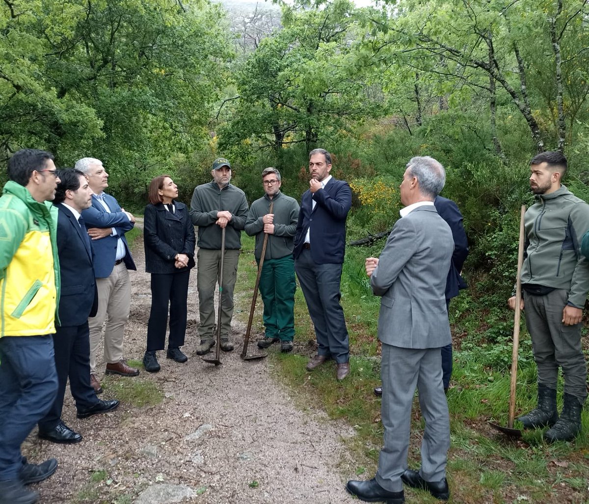 ambiente_pt's tweet photo. O #MAAC, Duarte Cordeiro, e o #SECNF, João Paulo Catarino, visitaram esta tarde o Parque Nacional da Peneda-Gerês com João Manuel Esteves, edil de Arcos de Valdevez e Presidente da Comissão de Cogestão do parque, e o Presidente da Câmara de Terras de Bouro, Manuel Tibo. https://t.co/GpmjlEZUWk