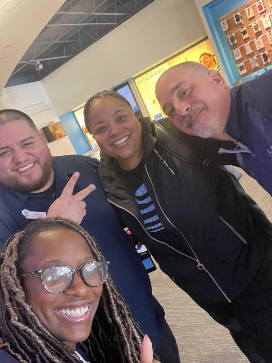 Out here in the field with <a href="/KBDkippster/">Kipp Erickson</a> visiting stores, got a chance to talk to a great leader and RSC at Oakbrook Terrace.  I love GLM, we da best (DJ Khalid voice)….#lifeatatt <a href="/glass_patrice/">Patrice Glass</a> #TeamLDLife <a href="/LaKeithiaL/">LLB</a>