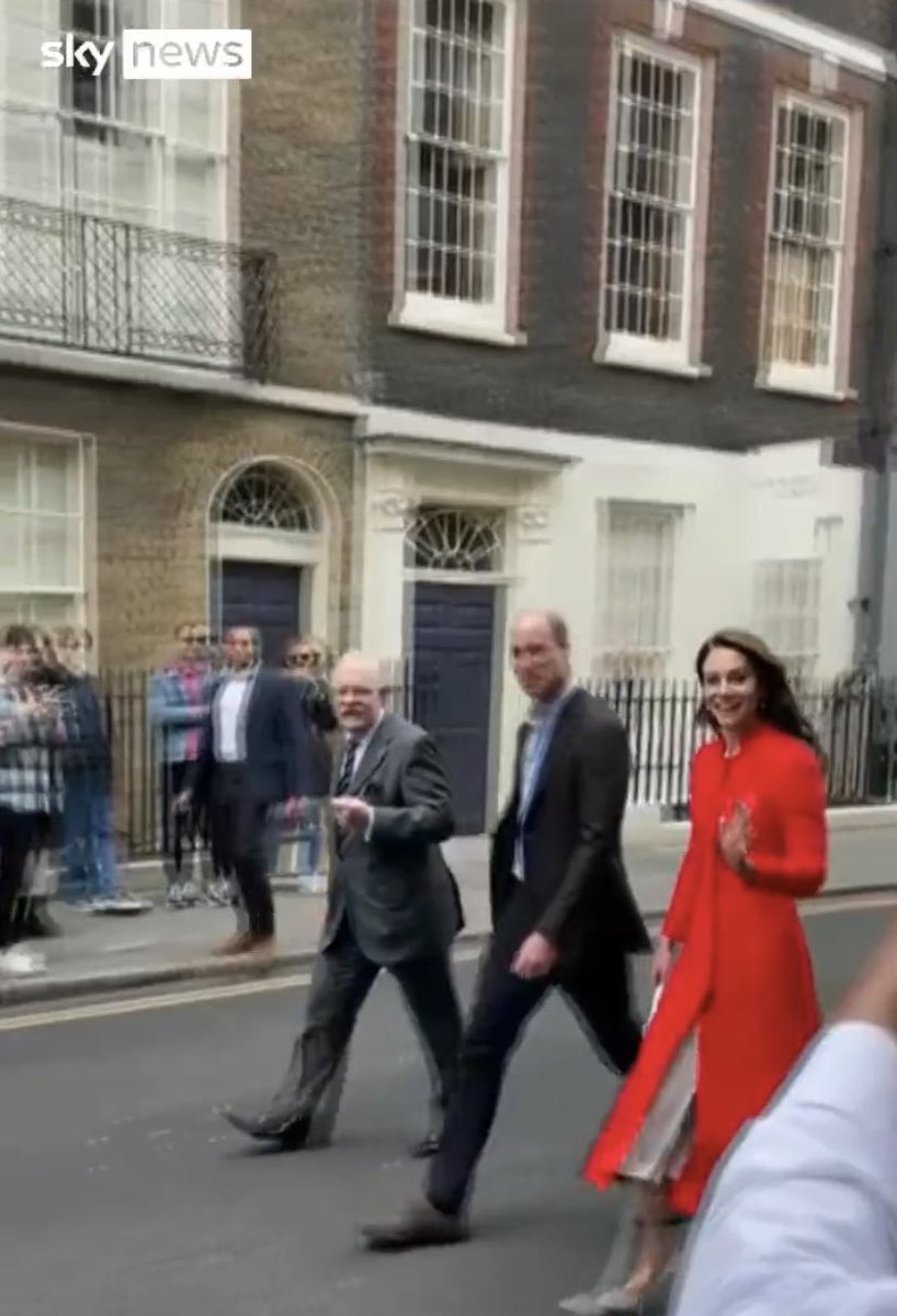NoKingCharlie's tweet photo. @SkyNews Crowds lined the streets? Don’t believe your lying eyes
#NotMyKing #CancelTheCoronation https://t.co/oVXO5xDlbr