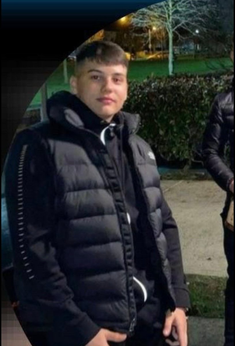 Pošto se ceo jučerašnji i današnji dan širi ova slika, važno je napomenuti. Ovo je Edwin Hotea dečko iz Rumunije koji NEMA NIKAKVE VEZE sa Kostom Kecmanovićem.  Neko našao sliku na Pinterestu i proširio vest da je to Kosta.