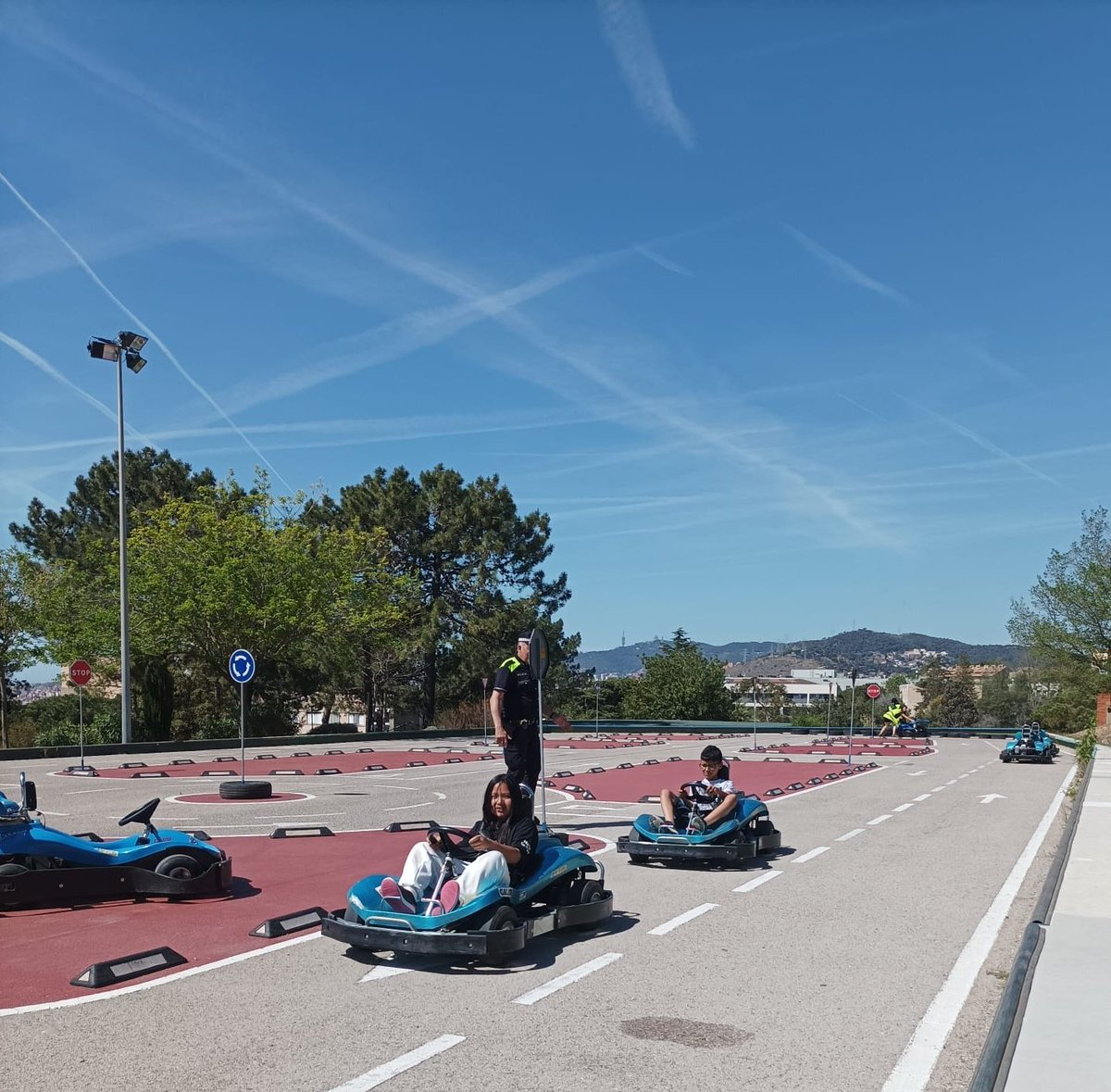EscolaTanit's tweet photo. 5è i 6è anem a l'@ecometropoli.  Aprenem sobre seguretat vial tot gaudint amb els karts de motor 🏎 i fem una breu passejada per la #SerraladadeMarina 🌲🌳🌱🌿🌾parlant de les espècies autòctones del bosc mediterrani i problemàtiques com ara les amenaces d'espècies invasores. https://t.co/kRdAF6Wyp7