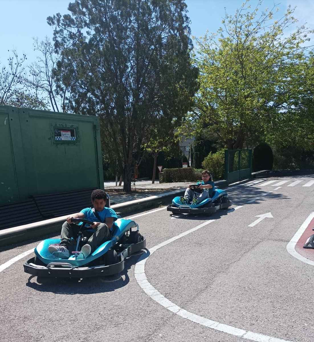 EscolaTanit's tweet photo. 5è i 6è anem a l'@ecometropoli.  Aprenem sobre seguretat vial tot gaudint amb els karts de motor 🏎 i fem una breu passejada per la #SerraladadeMarina 🌲🌳🌱🌿🌾parlant de les espècies autòctones del bosc mediterrani i problemàtiques com ara les amenaces d'espècies invasores. https://t.co/kRdAF6Wyp7