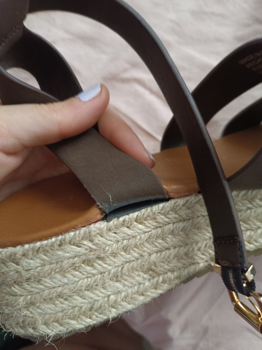 adelinafigler's tweet photo. @womensecret compre las sandalias la semana pasada, las he llevado 3 veces contadas y ya se han roto. Una vergüenza https://t.co/KfRhDcoEcq