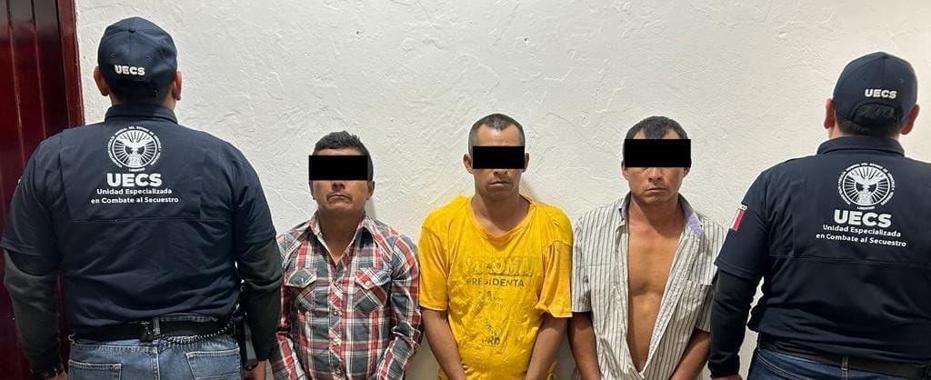 Adela_Micha's tweet photo. #Veracruz | Unidad Antisecuestro detiene a tres presuntos delincuentes en #Acayucan, señalados de plagiar y asesinar a un productor agrícola en agosto de 2021. https://t.co/alHQK4KpEo