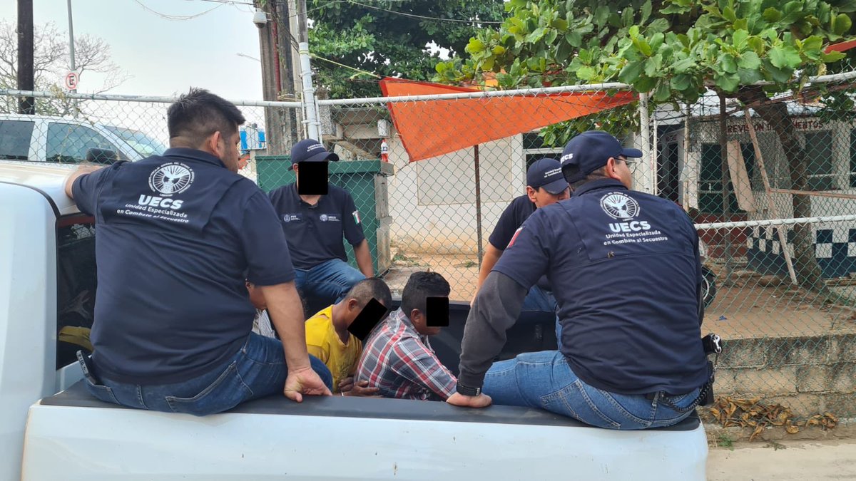 Adela_Micha's tweet photo. #Veracruz | Unidad Antisecuestro detiene a tres presuntos delincuentes en #Acayucan, señalados de plagiar y asesinar a un productor agrícola en agosto de 2021. https://t.co/alHQK4KpEo