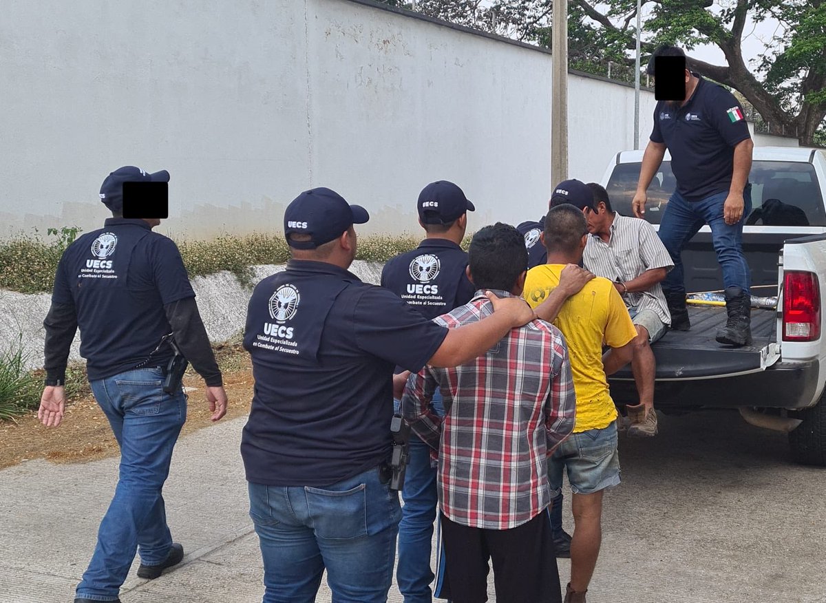 Adela_Micha's tweet photo. #Veracruz | Unidad Antisecuestro detiene a tres presuntos delincuentes en #Acayucan, señalados de plagiar y asesinar a un productor agrícola en agosto de 2021. https://t.co/alHQK4KpEo