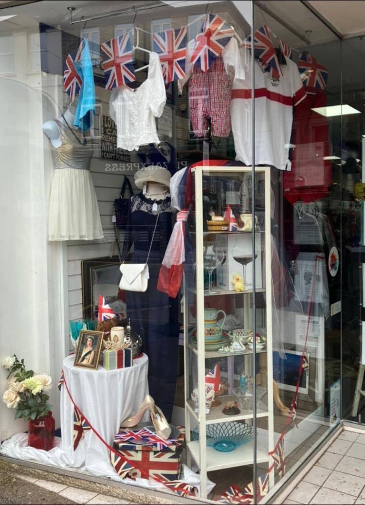 RSPCA_SthLondon's tweet photo. Happy Coronation weekend 🇬🇧👑

Our shops are getting into the spirit of things with their red white and blue window displays. We are also celebrating with a surprise free gift when you spend £10 or over, at our Caterham and Croydon shops. 🎁

Hurry, it’s only while stocks last! https://t.co/e2jSyX81Ny