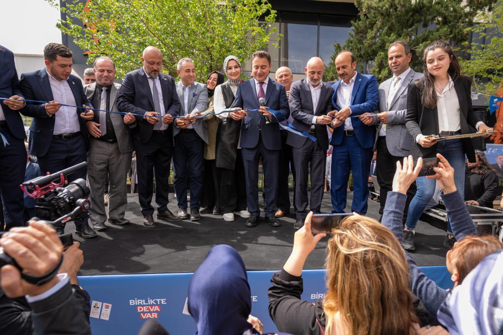 Kahramanmaraş’taydık.

Kaybettiğimiz canlarımıza dua ettik. Ebrar Sitesine çiçek bıraktık.

Seçim Koordinasyon Merkezimizin açılışında vatandaşlarımızlaydık. Depremde yaşanan ihmallerin takipçisi olacağımızın sözünü tekrar verdik.

Maraş’ta yaşamı yeniden kuracağız.
