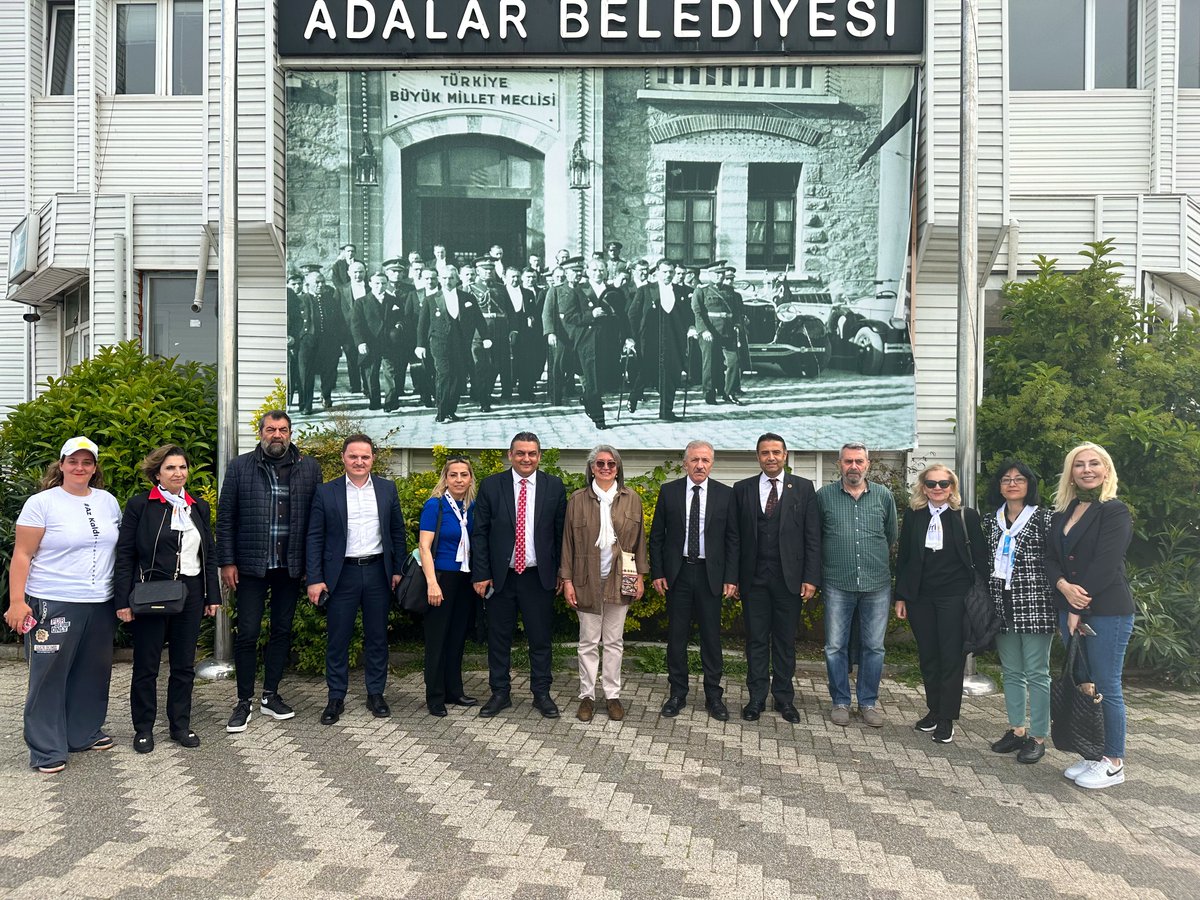 vedatbayramtc's tweet photo. Bugün Adalar’daydık…

@adalariyiparti2 İlçe Başkanımız @sakir_ayse ile birlikte Adalar’daki vatandaşlarımızla buluştuk.

Spor kulüplerimiz ile tesislerimizi gezerek, ihtiyaç ve sorunları dinledik. 

Çözümlerimiz hazır,
#TürkiyeTarihYazacak 🇹🇷 https://t.co/wN8F4QUFuV