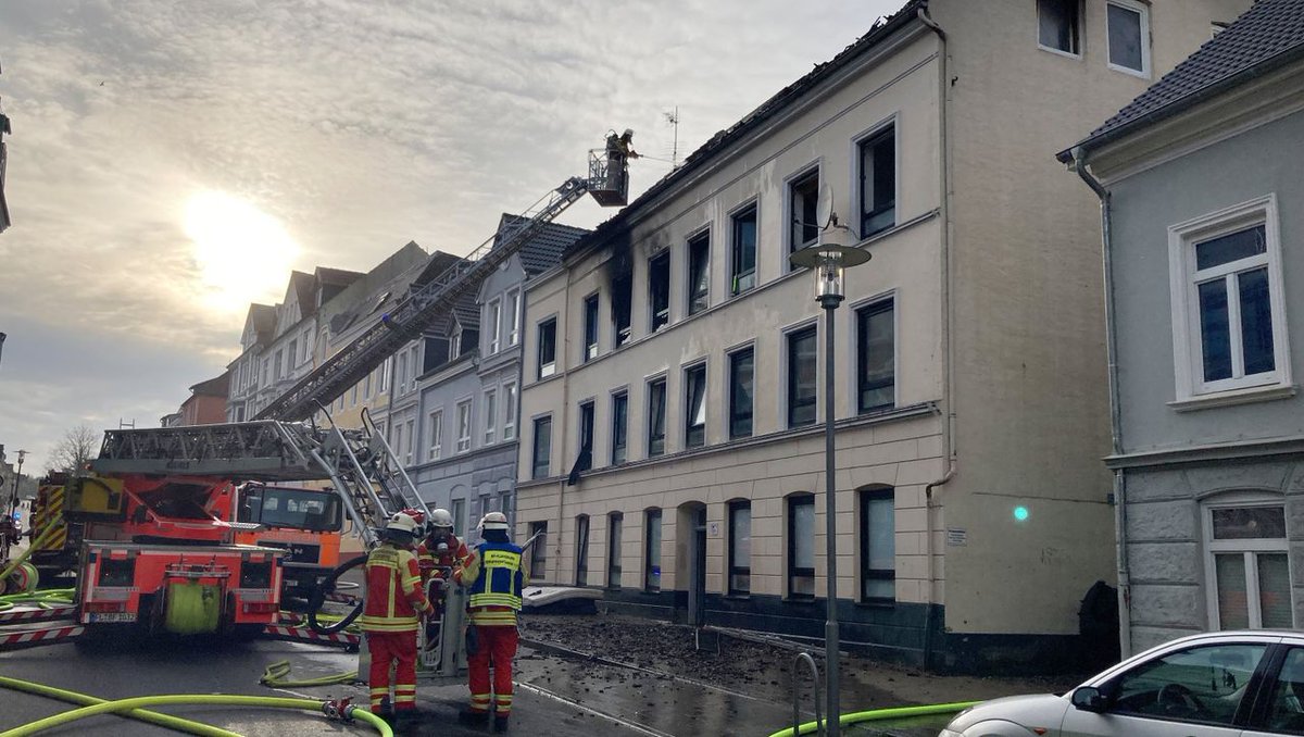 Flensburg: Zwei Menschen sterben bei Brand eines Mehrfamilienhauses dlvr.it/SnXVRY