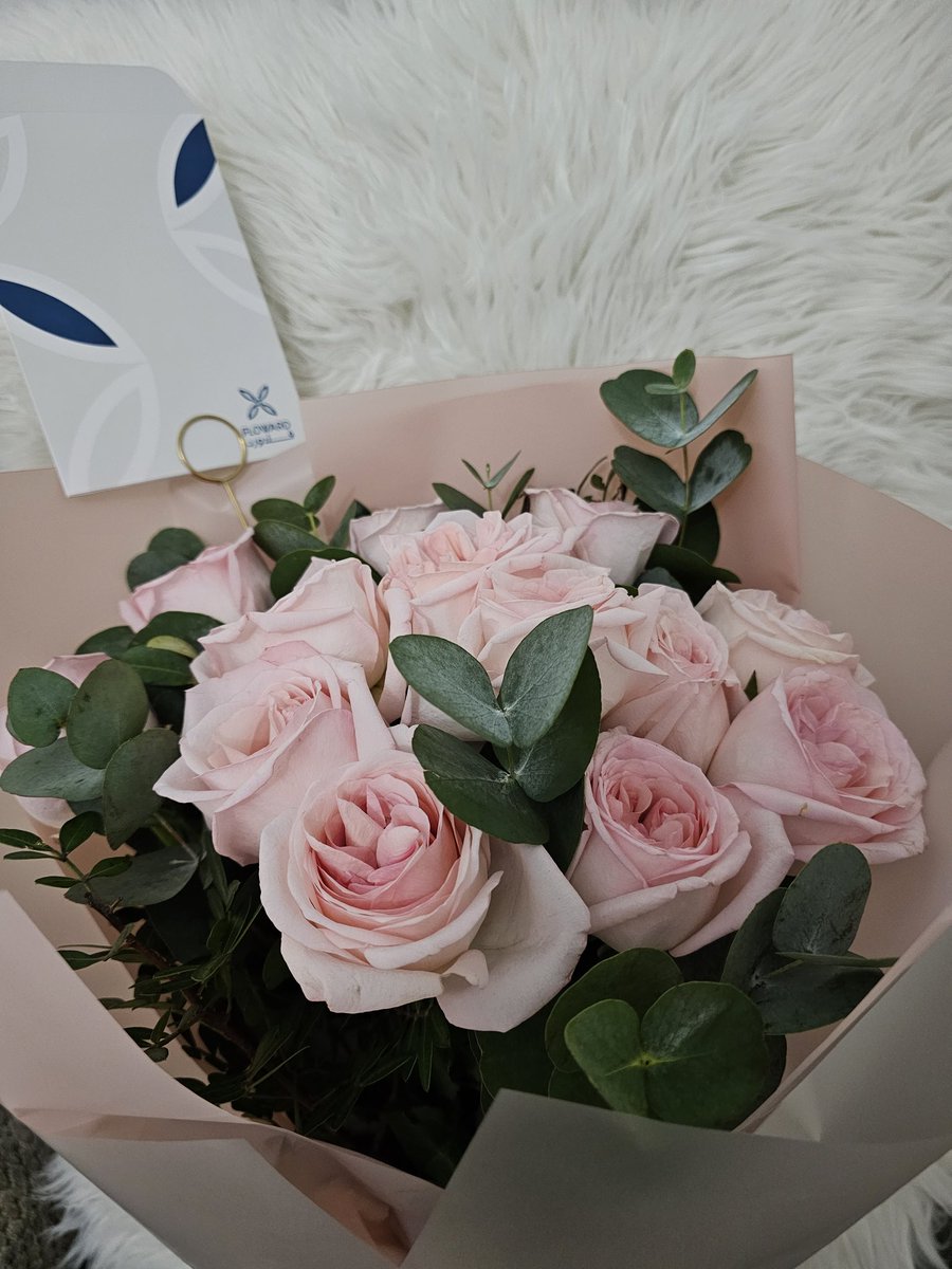 أحلى شعور ترجع البيت تلاقي باقة ورد تستناك مفاجأة من حد 🧚🏻‍♀️😅🥰 سعادة 💜