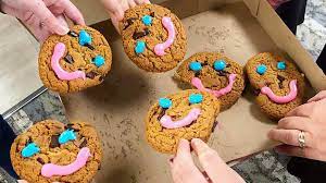 evoaar17's tweet photo. Concours twitter avec @webtri25, @cotjim17, @infale30. Le biscuits sourir à Tim Hortons étaient DÉLICIEUX. #FRA2D https://t.co/CzUDyzGSLf