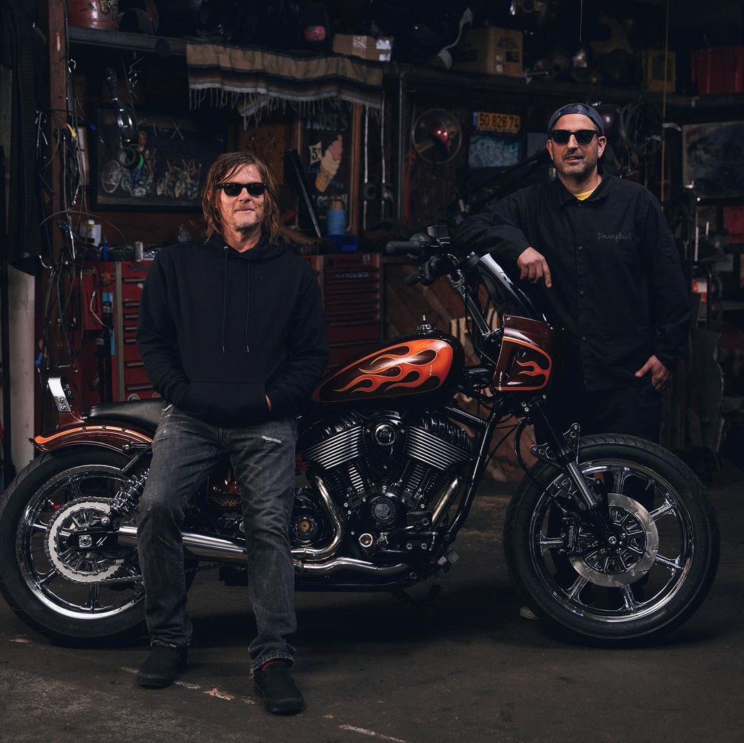 ReedusBR's tweet photo. É O NOSSO CAVALEIRO FANTASMA APOCALÍPTICO 🧟‍♀️🔥

📸 Norman Reedus ganhou nova moto customizada pela Indian Motorcycle! 
O que acharam? https://t.co/oeyg96rsLC