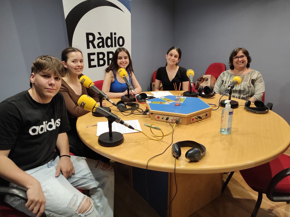 SER_Ebre's tweet photo. 📻 Escolta l'entrevista amb els quatre alumnes guanyadors del IV Premi Petjades de relats curts de memòria històrica organitzat per Amics i Amigues de l'Ebre, @OmniumEbre i @MemoriaPortes @INSRoquetes @insdertosa :
[https://t.co/jHU4ejnHI9] https://t.co/ssWfuyMuJy