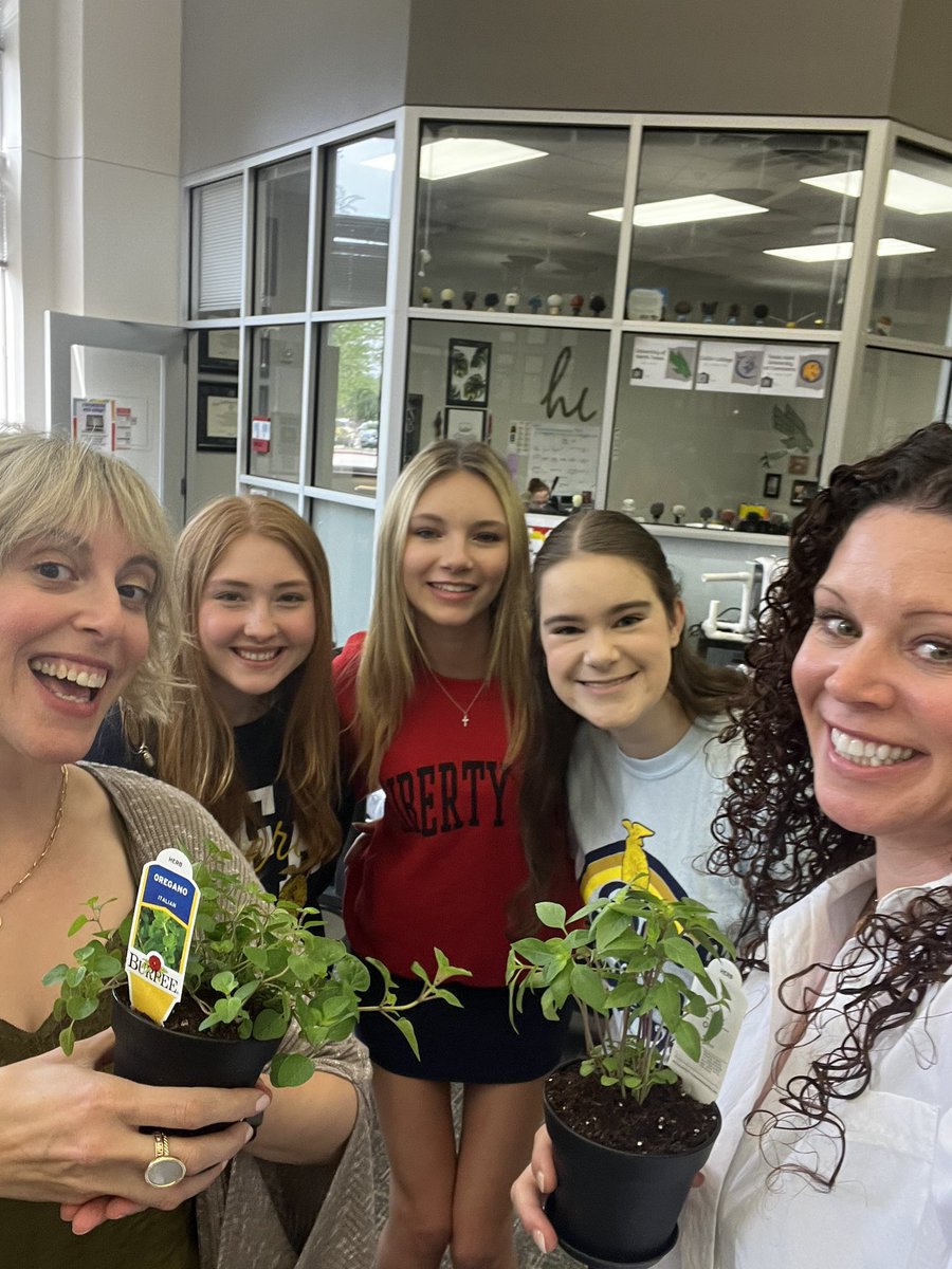 Brook Fesco (@brookfesco) on Twitter photo Treat yourself day for our teachers! ❤️🖤❤️ Therapy dogs, planting 🪴, painting 🎨🖼️, and self care! So great! Our counselors did an amazing job organizing this! 🫶🏻 <a href="/Amanda_Zambiasi/">Amanda Zambiasi</a> Treat yourself day for our teachers! ❤️🖤❤️ Therapy dogs, planting 🪴, painting 🎨🖼️, and self care! So great! Our counselors did an amazing job organizing this! 🫶🏻 <a href="/Amanda_Zambiasi/">Amanda Zambiasi</a>