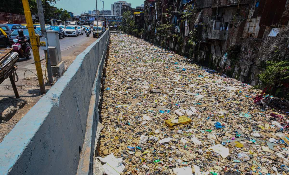 todaysvoice24nz's tweet photo. #Dharavi #Nallah, #full of #uncleaned #garbage in #Mumbai on #Thursday.
@mybmc @mybmchealth @mybmcHealthDept #BMCM @mieknathshinde @CMOMaharashtra @Dev_Fadnavis #dirty #sick #poor #deceased #docter #health #fitness @IqbalSinghChah2 @mid_day @TV9Marathi @zeemarathi @abpmajhatv https://t.co/5O3wj9lTAH