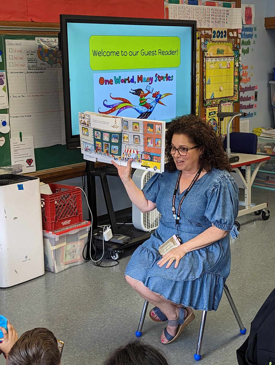 HennDFernandes's tweet photo. Thank you to @TNap12 for stopping in to read to my 2nd graders during Reading Week! We are building a stronger community. 🌟💚📖 https://t.co/lcHO48MsNj