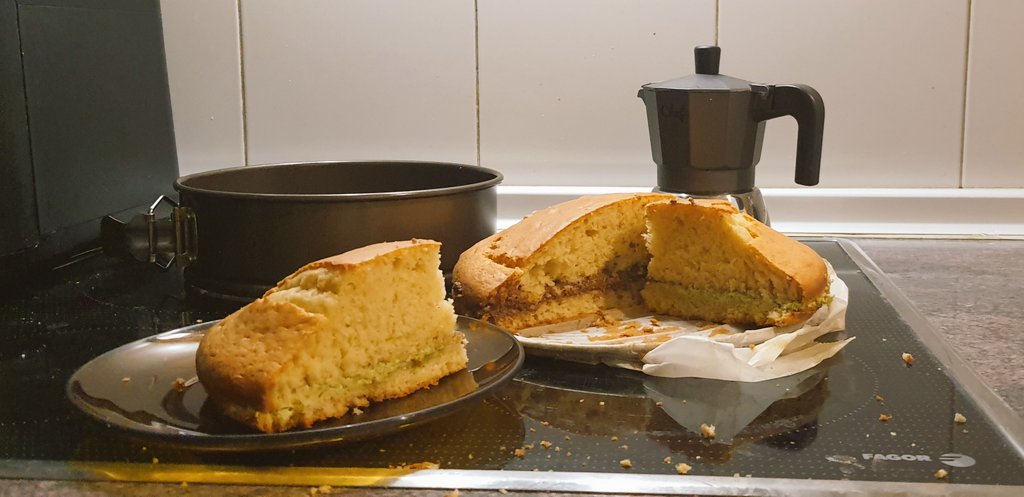 repostemis's tweet photo. Bizcocho hecho para aprovechar el relleno que sobró de los mochis 😋 receta del esponjoso cortesía de @Kruco74 https://t.co/egrapzjAdu