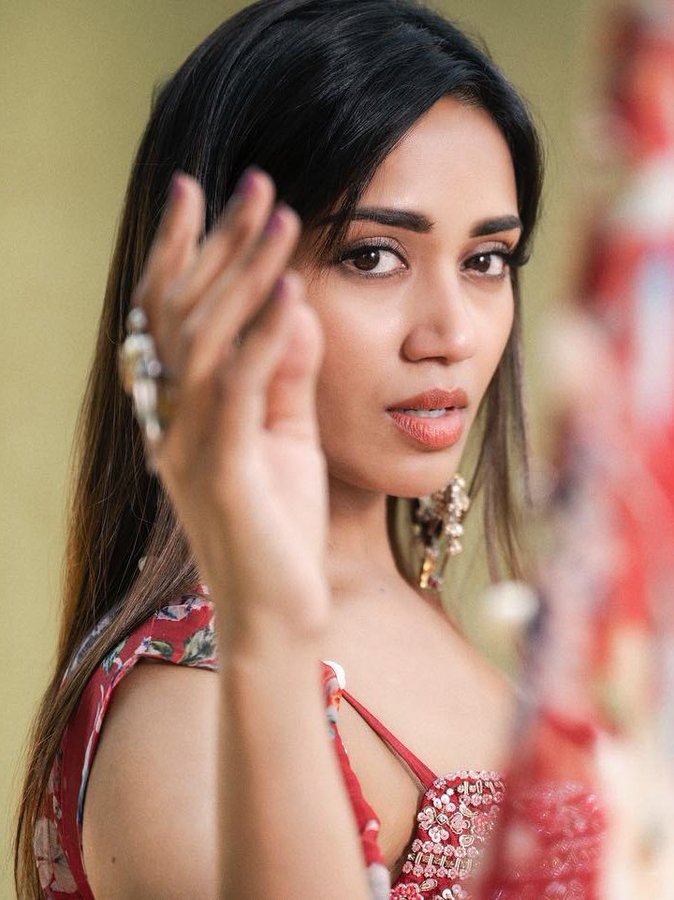 FvTaIA1agAALPIY?format=jpg&name=900x900