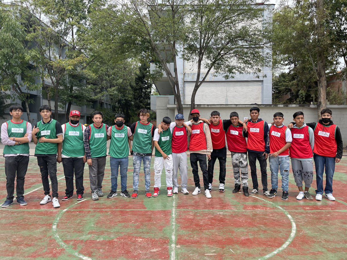 Cb9Aragon's tweet photo. Activamos el #SemáforoDeportivo15años de la @FAHHdeporte con juegos mixtos de fútbol y básquetbol iniciando con un calentamiento con conos y balones para desarrollar la memoria, la rapidez y coordinación con los estudiantes del Colegio de Bachilleres plantel 09 Aragón. https://t.co/hb0iuZBuzx