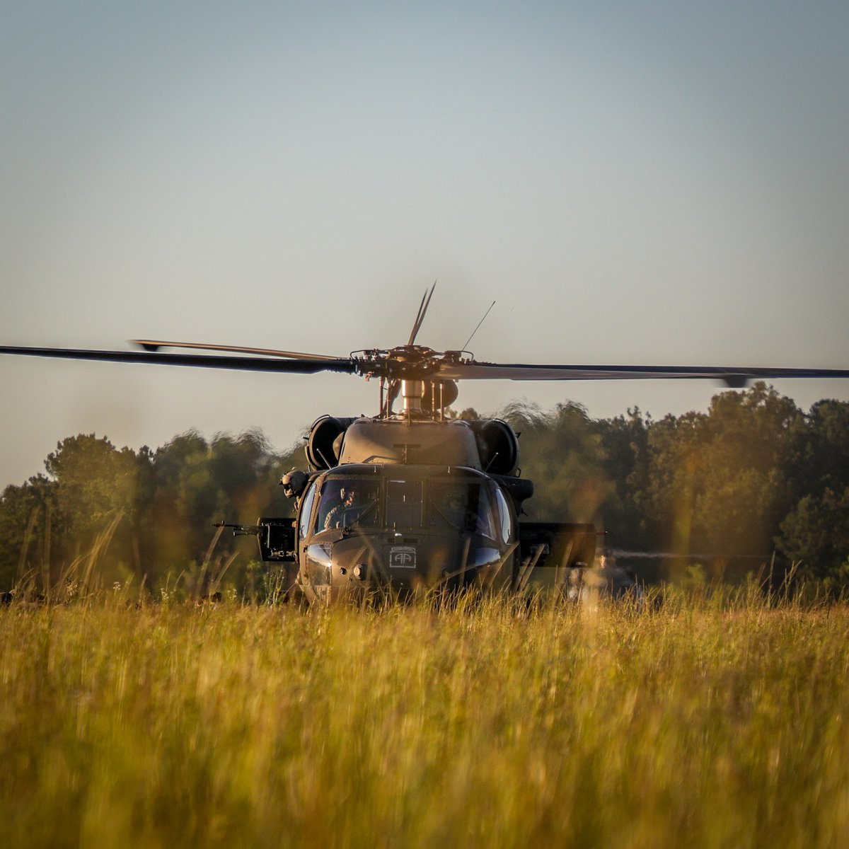 USArmyWHC's tweet photo. Check out these photos of the @82ndCAB, @82ndABNDiv conducting an air assault operation during an exercise at JRTC and Fort Polk, Louisiana! 📸
#BeAllYouCanBe #ArmyAviation #ArmyTeam #Soldiers @18airbornecorps @USArmy https://t.co/nDZ4g4CCH9