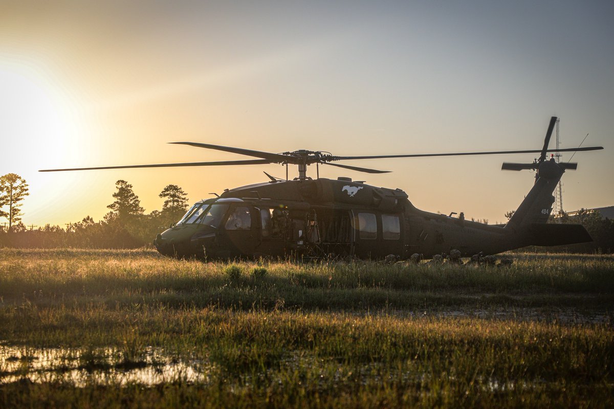 USArmyWHC's tweet photo. Check out these photos of the @82ndCAB, @82ndABNDiv conducting an air assault operation during an exercise at JRTC and Fort Polk, Louisiana! 📸
#BeAllYouCanBe #ArmyAviation #ArmyTeam #Soldiers @18airbornecorps @USArmy https://t.co/nDZ4g4CCH9