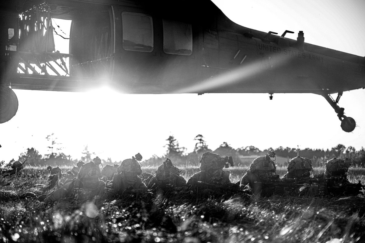 USArmyWHC's tweet photo. Check out these photos of the @82ndCAB, @82ndABNDiv conducting an air assault operation during an exercise at JRTC and Fort Polk, Louisiana! 📸
#BeAllYouCanBe #ArmyAviation #ArmyTeam #Soldiers @18airbornecorps @USArmy https://t.co/nDZ4g4CCH9