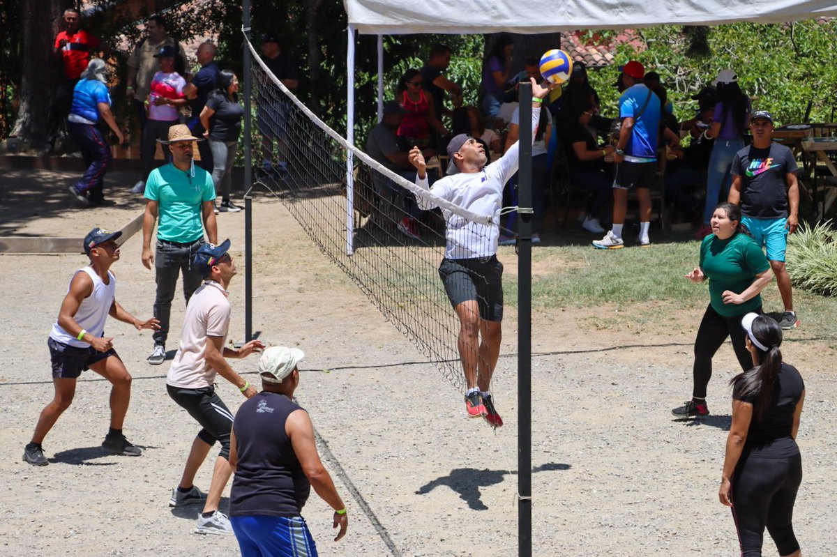 mppd_ochina's tweet photo. #4May || Hoy ¡festejamos juntos! Talento humano de @mppd_ochina, @ocamar_mppd y @AB_Guardacostas comparten en una actividad recreativa y deportiva realizada por la familia #OCHINA, para reconocer el esfuerzo que realizan para cumplir exitosamente sus deberes.

#LaSiembraPetrolera https://t.co/SSqDdPpH5O