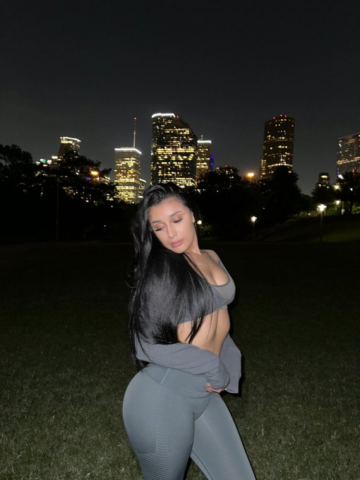 Watch YL's leaked NSFW photo on TwXstars