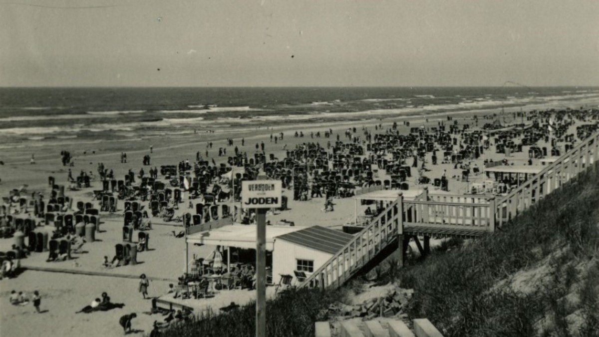 RachelleEerhart's tweet image. ‘Verboden voor Joden’ - zomer 1941, Zandvoort. Dieuwertje Blok: ‘Iedereen was langs dat bord gekomen. Wat dachten ze? Wat zou ik gedaan hebben?’ #4mei #dodenherdenking