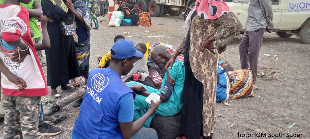 OCHASouthSudan's tweet photo. #UN &amp; partners appeal for US$96M to support people fleeing #Sudan into #SouthSudan.

"If we do not act now, there is a high risk that vulnerable families will be stranded in inhospitable border areas, which will increase suffering.” - @PeterAuweraert 

▶️https://t.co/jLDudqPxWR https://t.co/wxu2QyKtNz