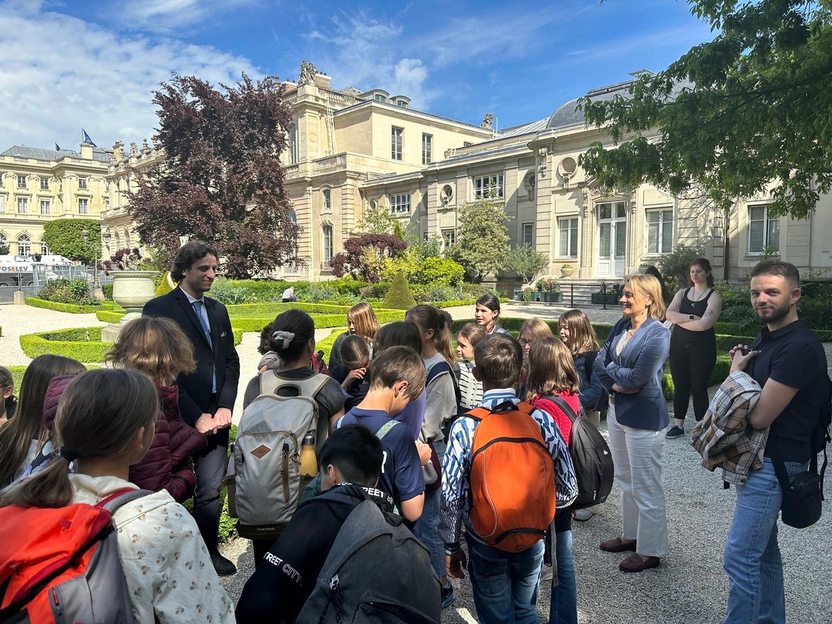 DelphLingemann's tweet photo. Heureuse d’avoir accueilli aujourd’hui une trentaine d’enfants et leur enseignant de l’école élémentaire Jacques-Prévert de Vic-le-Comte
Ils ont travaillé tout au long de l’année sur le #ParlementDesEnfants avant de visiter l’@AssembleeNat !
#circo6304 #viclecomte https://t.co/hjGV5d6I2C